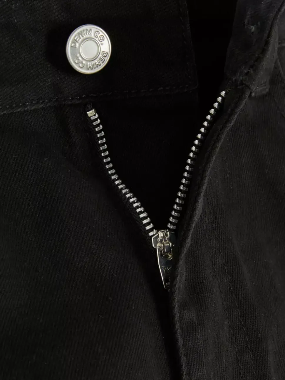 Jeansowe spodenki z podwiniętymi nogawkami