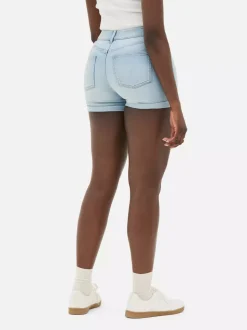 Jeansowe spodenki z podwiniętymi nogawkami