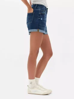 Jeansowe spodenki z podwiniętymi nogawkami