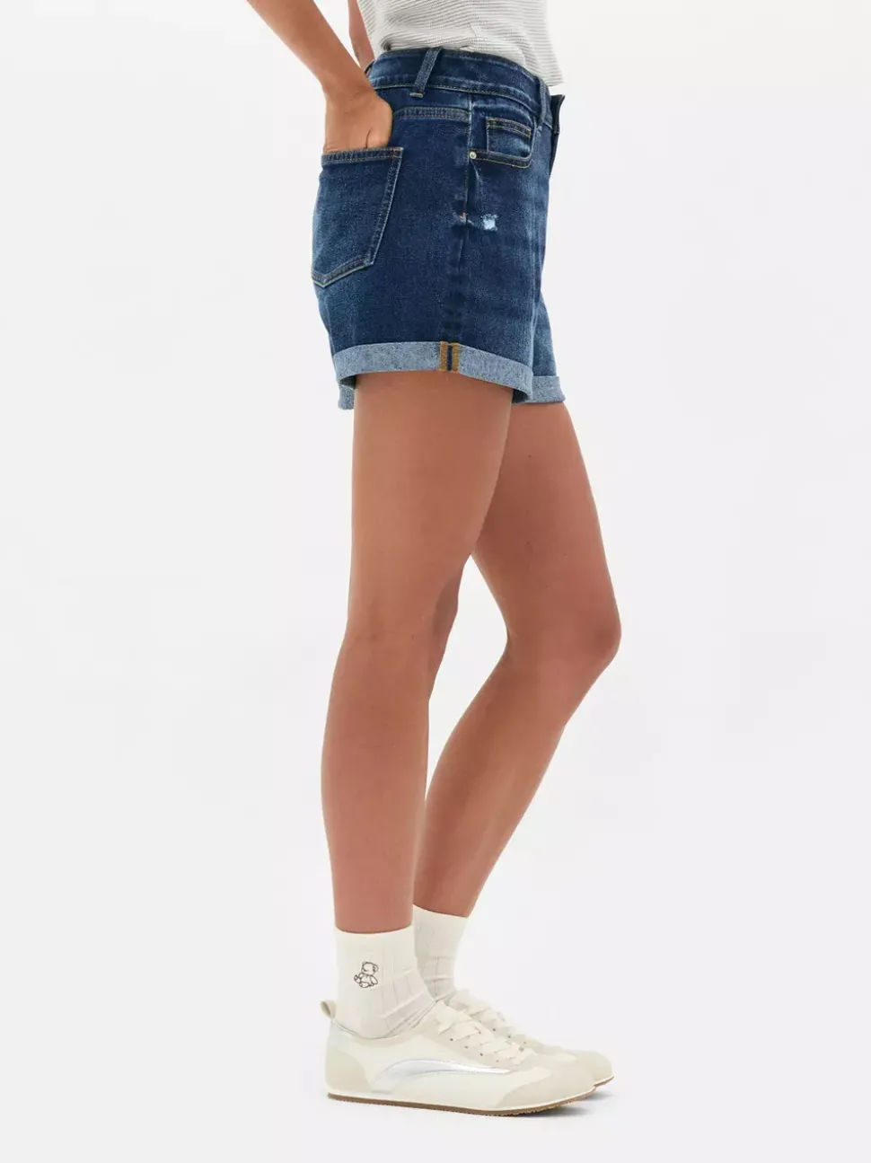 Jeansowe spodenki z podwiniętymi nogawkami