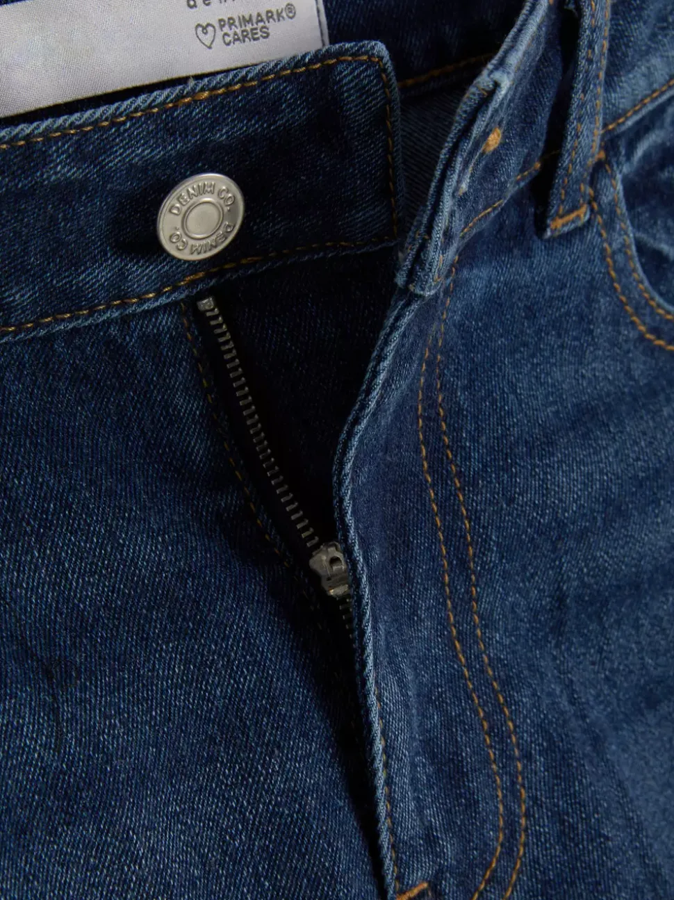 Jeansowe spodenki z podwiniętymi nogawkami