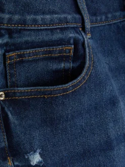 Jeansowe spodenki z podwiniętymi nogawkami