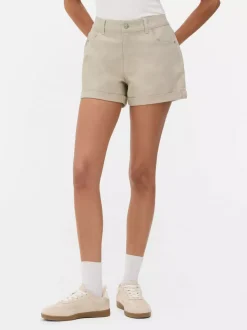 Jeansowe spodenki z podwiniętymi nogawkami