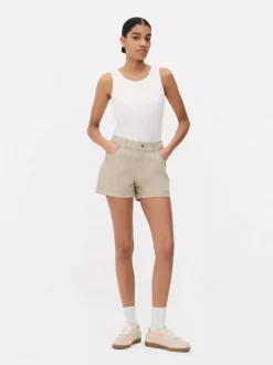 Jeansowe spodenki z podwiniętymi nogawkami