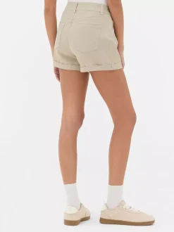 Jeansowe spodenki z podwiniętymi nogawkami