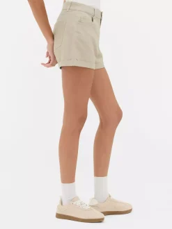 Jeansowe spodenki z podwiniętymi nogawkami