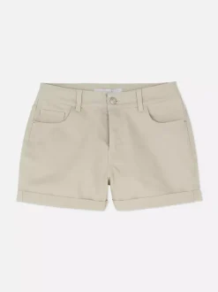 Jeansowe spodenki z podwiniętymi nogawkami