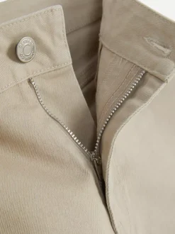 Jeansowe spodenki z podwiniętymi nogawkami