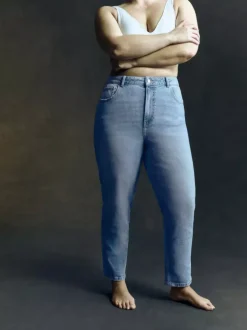 Jeansy o kroju mom