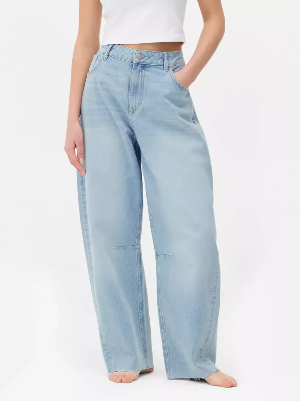 Jeansy typu barrel z postrzępionym obszyciem