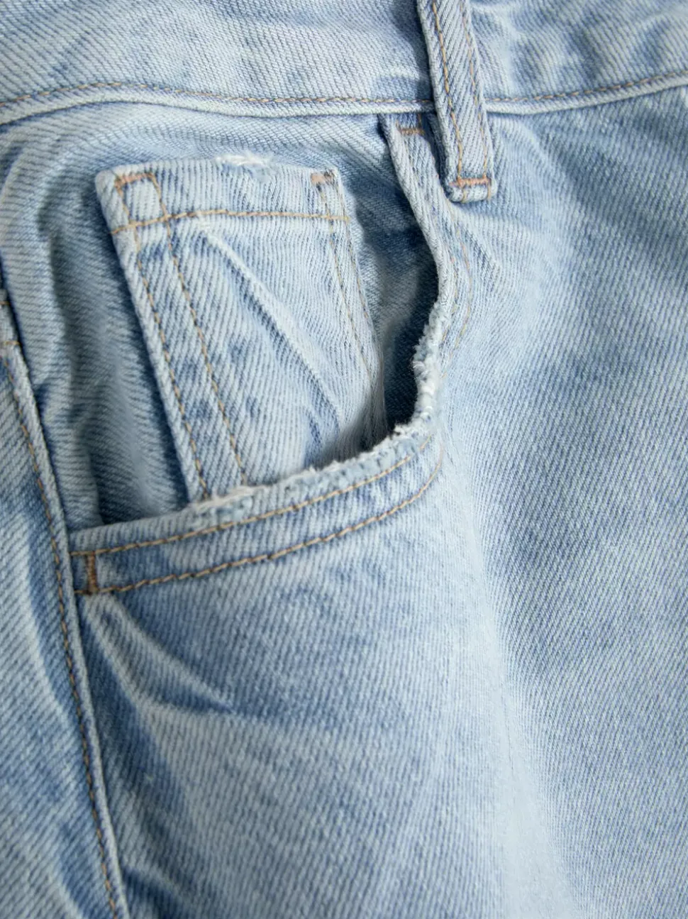 Jeansy typu barrel z postrzępionym obszyciem