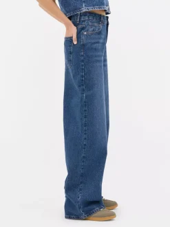 Jeansy typu boyfriend z szeroką nogawką