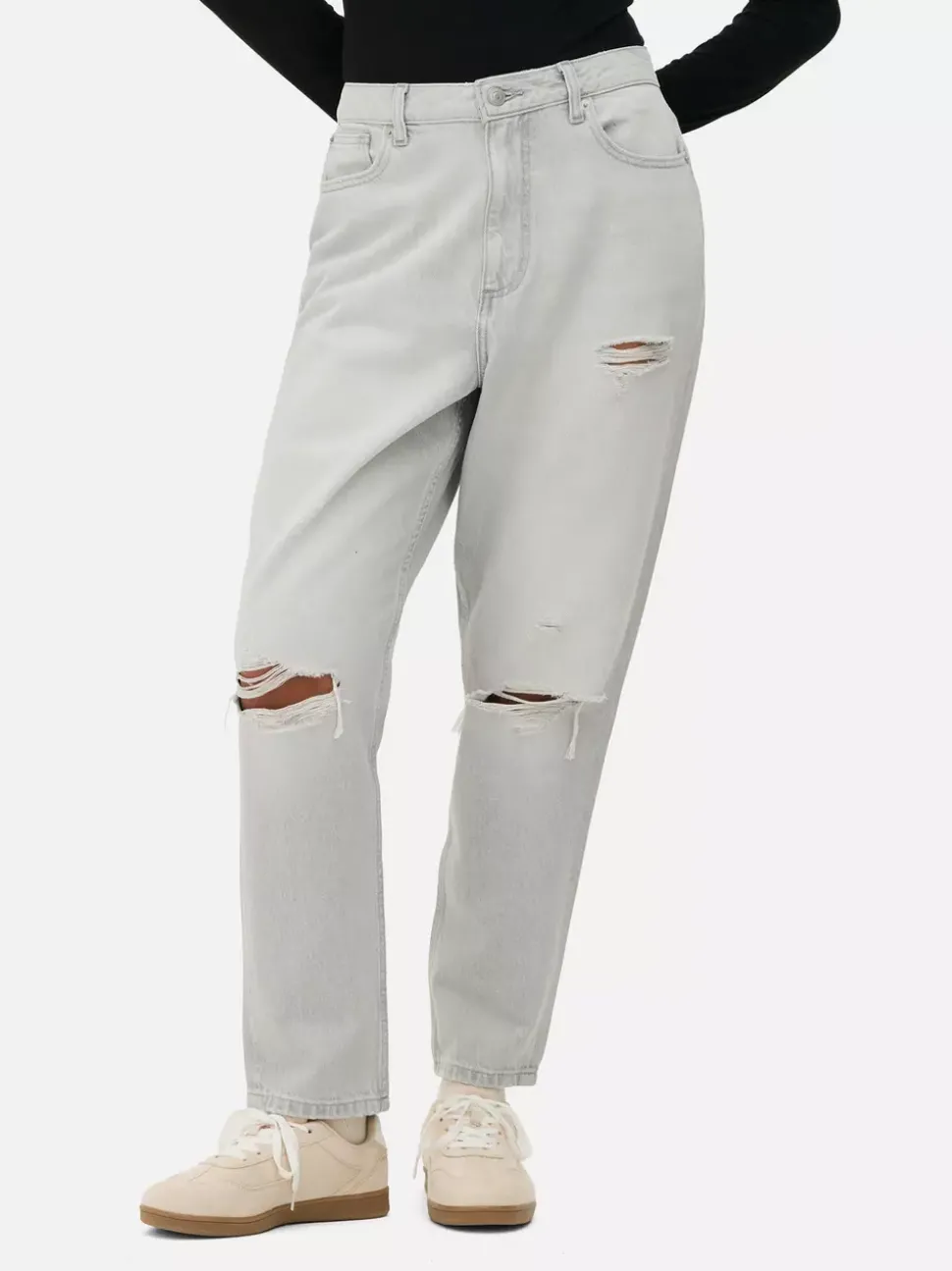 Jeansy typu mom z rozdarciami