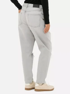 Jeansy typu mom z rozdarciami