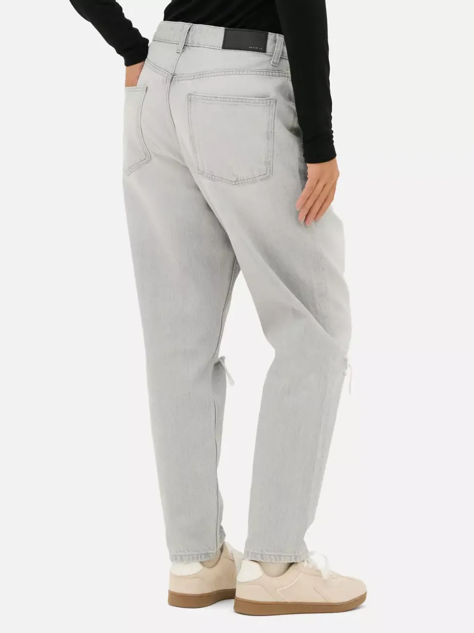 Jeansy typu mom z rozdarciami