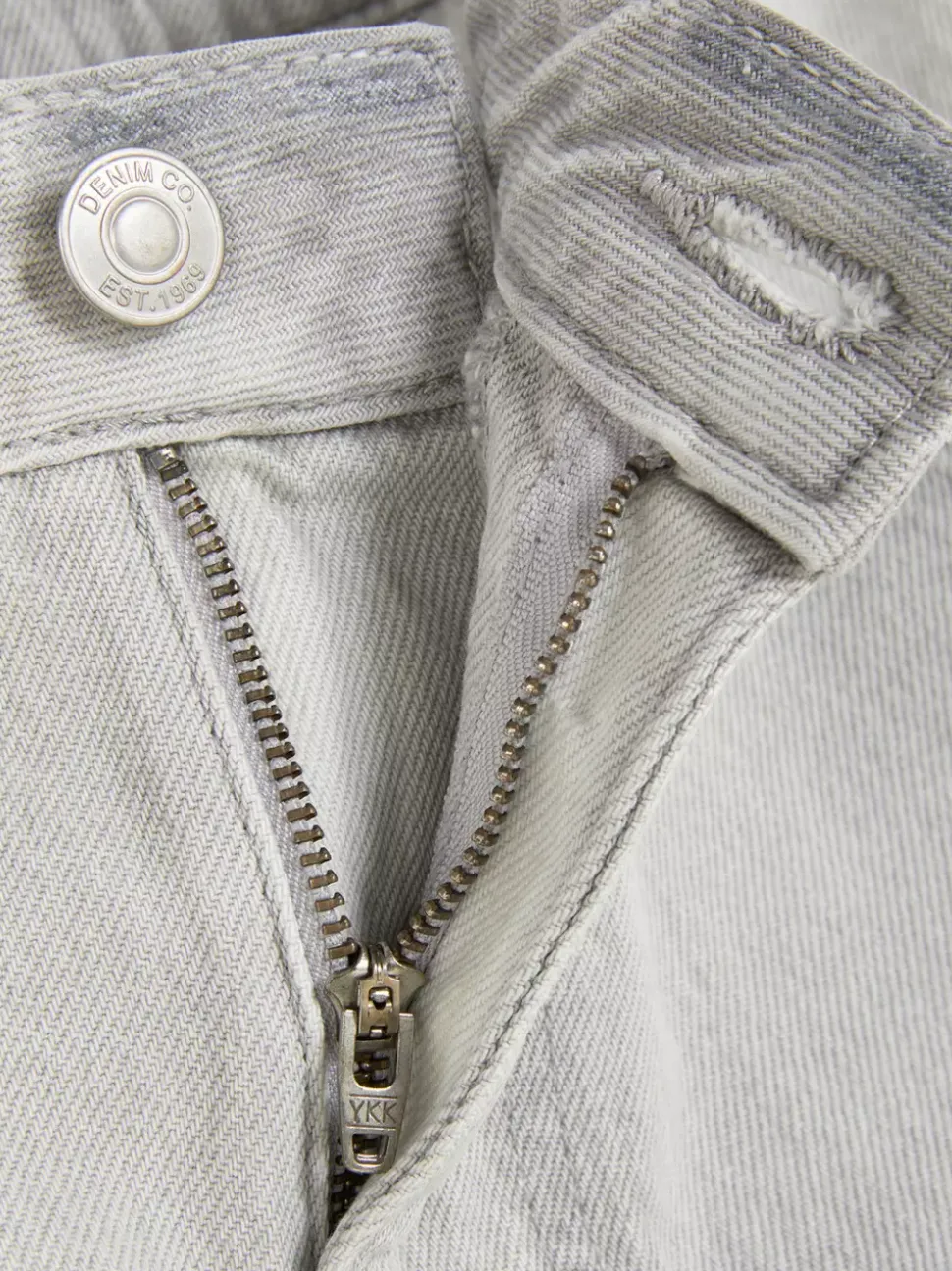 Jeansy typu mom z rozdarciami