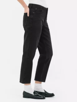 Jeansy z prostą nogawką o kroju slim I standard