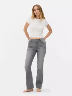 Jeansy z rozszerzanymi nogawkami