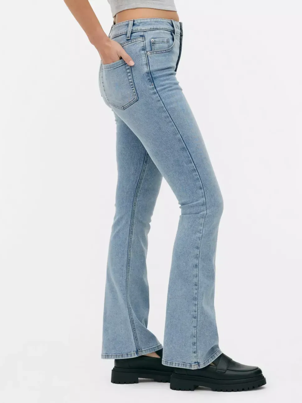 Jeansy z rozszerzanymi nogawkami