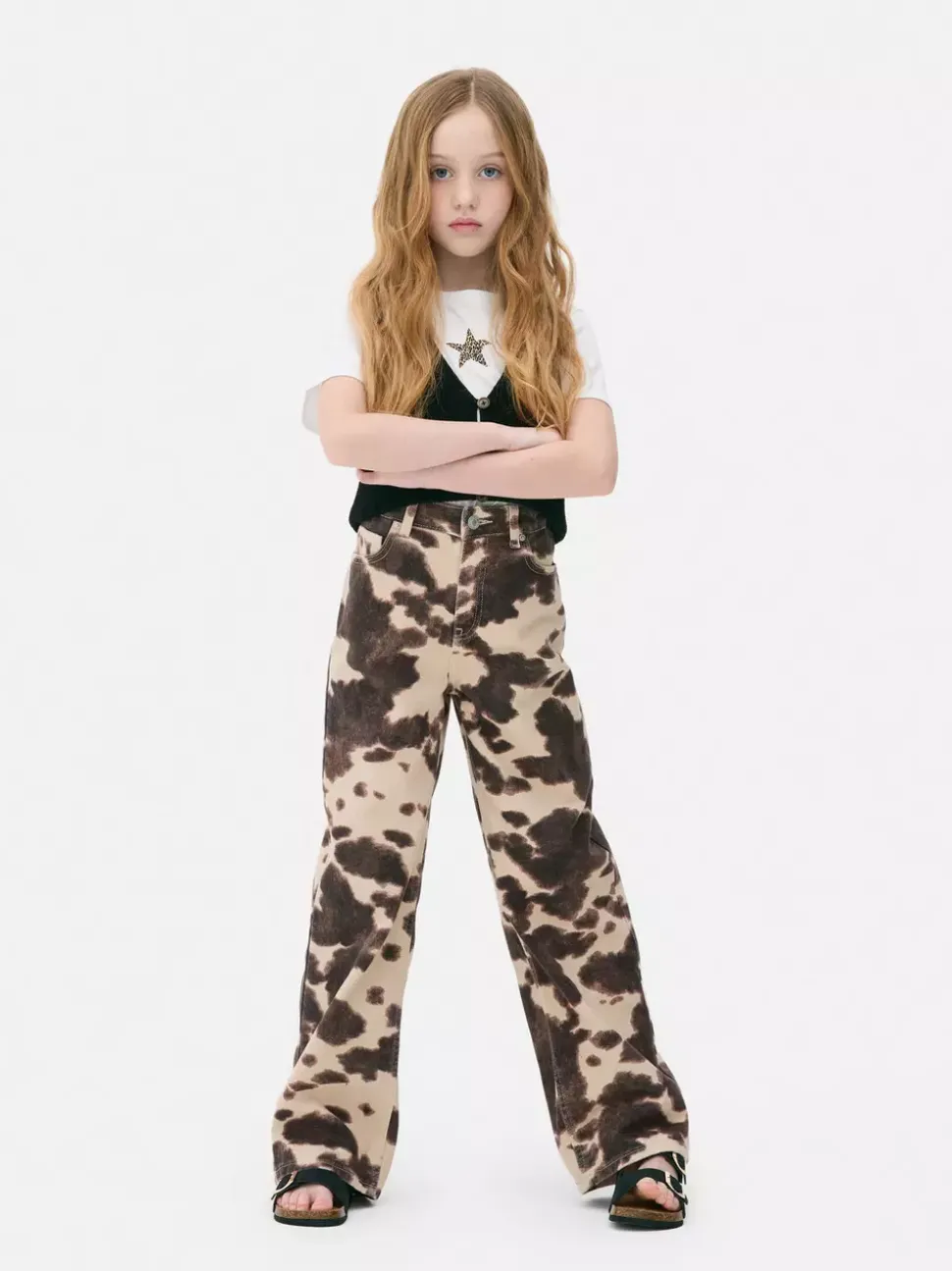 Jeansy z szerokimi nogawkami w krowie łaty