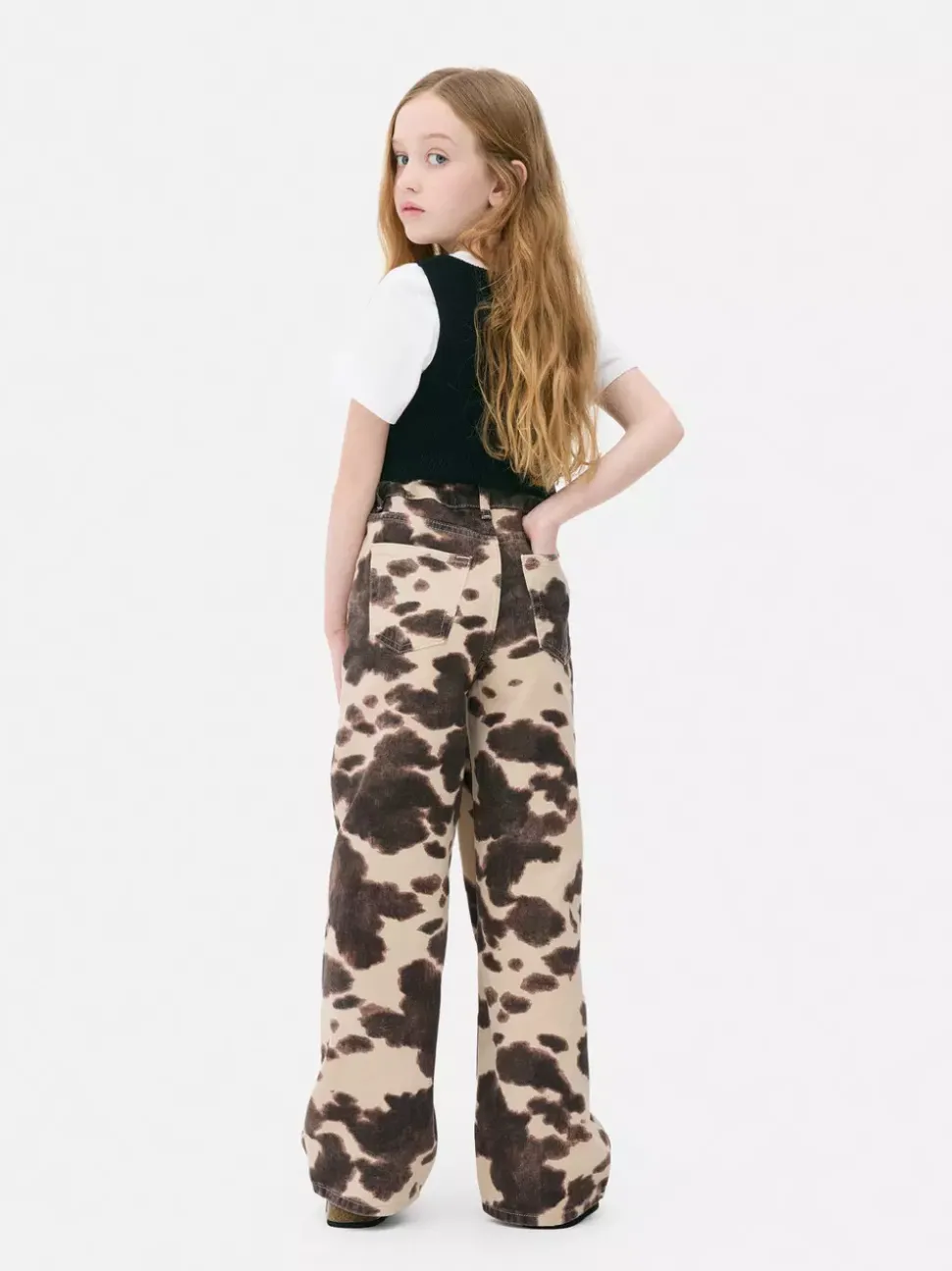 Jeansy z szerokimi nogawkami w krowie łaty