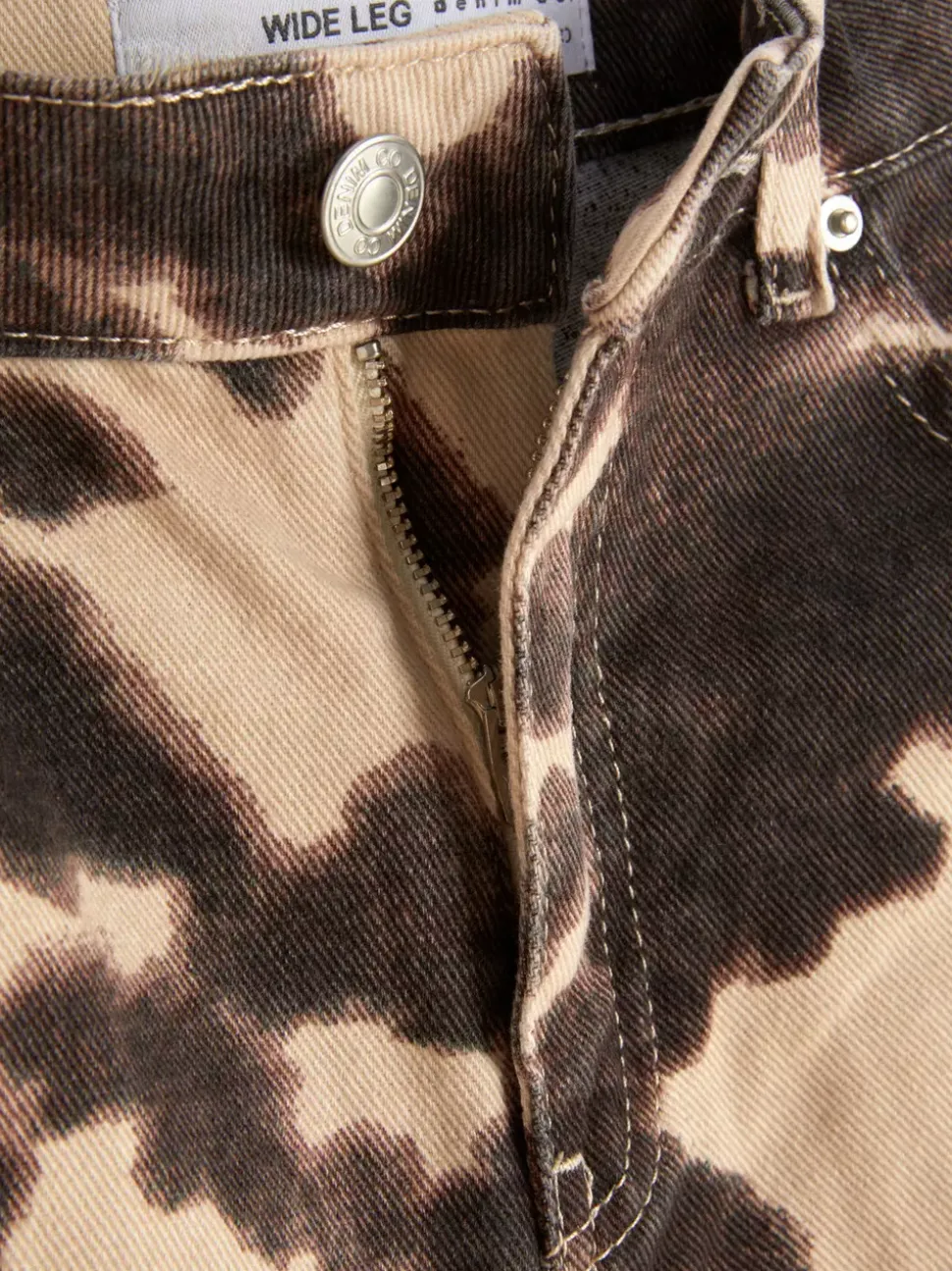 Jeansy z szerokimi nogawkami w krowie łaty