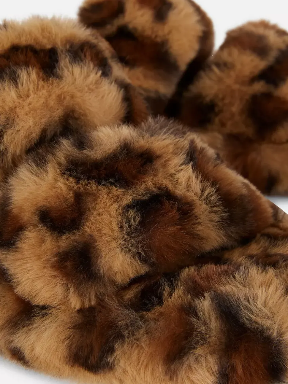 Kapcie z futerkiem i dwoma paskami