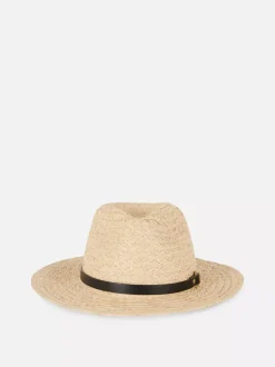Kapelusz panama z ozdobną klamrą
