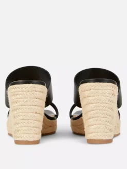 Klapki mule na koturnie z paskiem ze sztucznej skóry