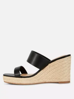 Klapki mule na koturnie z paskiem ze sztucznej skóry