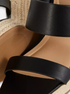 Klapki mule na koturnie z paskiem ze sztucznej skóry