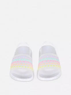 Klapki z motywem serca w paski