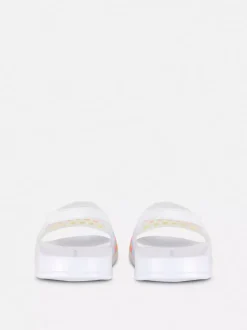 Klapki z motywem serca w paski