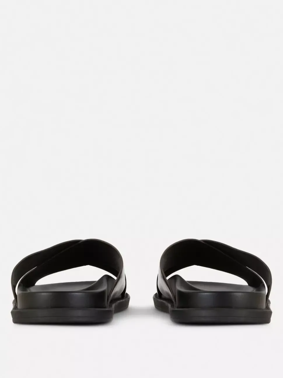 Klapki ze skrzyżowanymi paskami