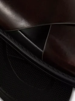 Klapki ze skrzyżowanymi paskami