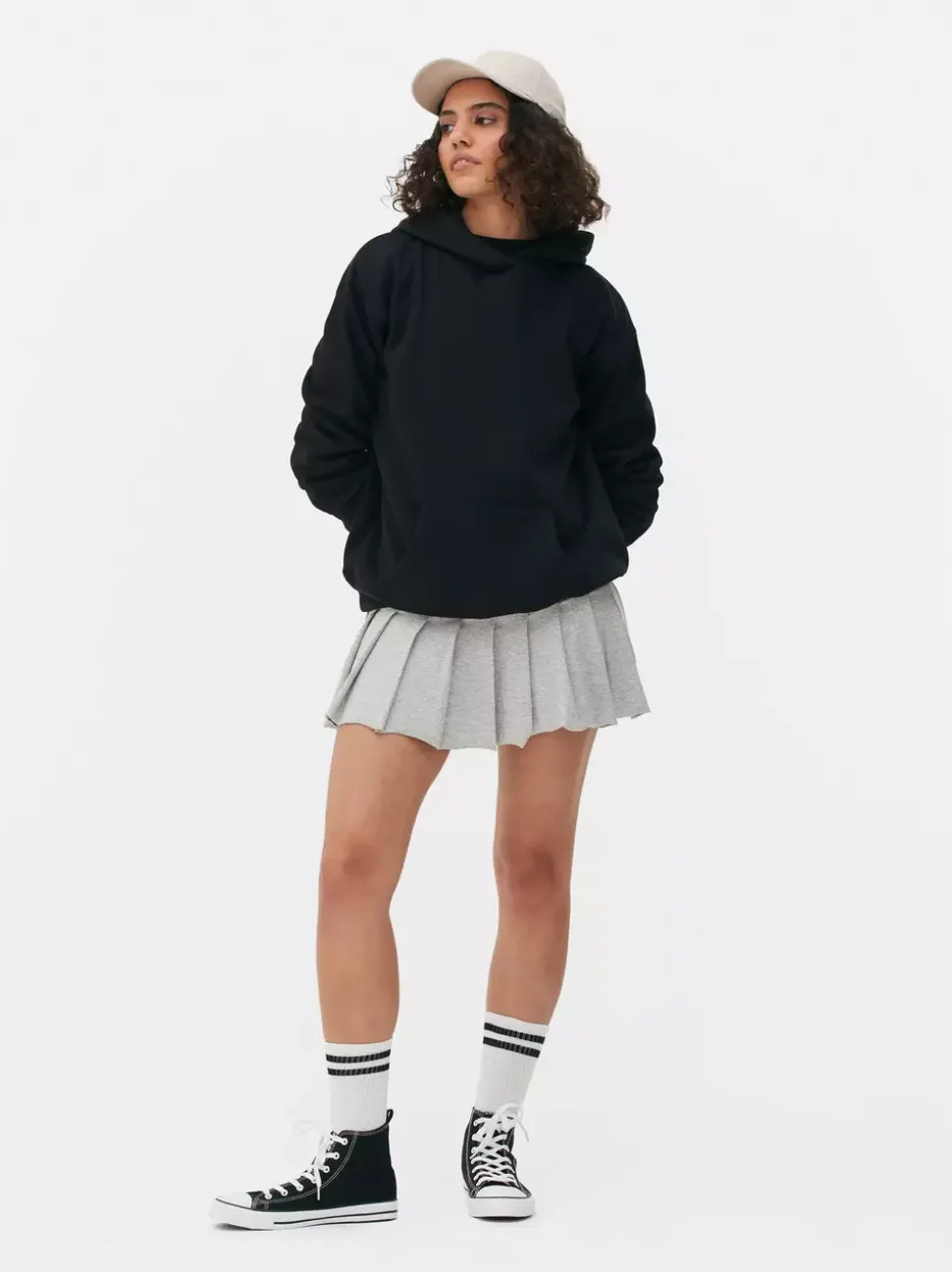 Klasyczna wkładana przez głowę bluza z kapturem