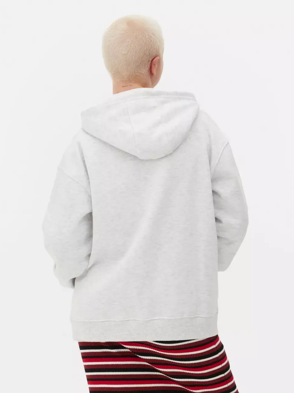 Klasyczna wkładana przez głowę bluza z kapturem