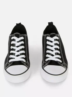 Klasyczne sznurowane buty sportowe z płócienną niską cholewką