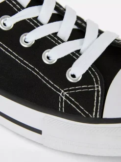 Klasyczne sznurowane buty sportowe z płócienną niską cholewką