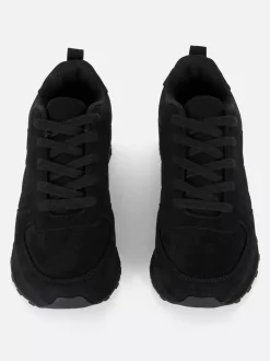 Klasyczne sznurowane buty sportowe