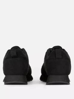 Klasyczne sznurowane buty sportowe