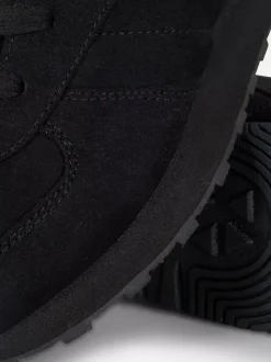 Klasyczne sznurowane buty sportowe