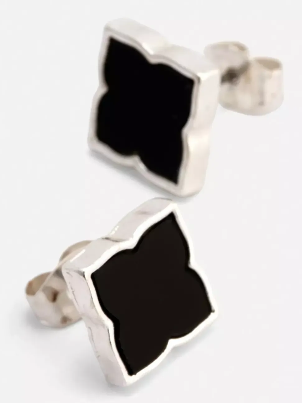 Kolczyki sztyfty o eleganckim wzorze