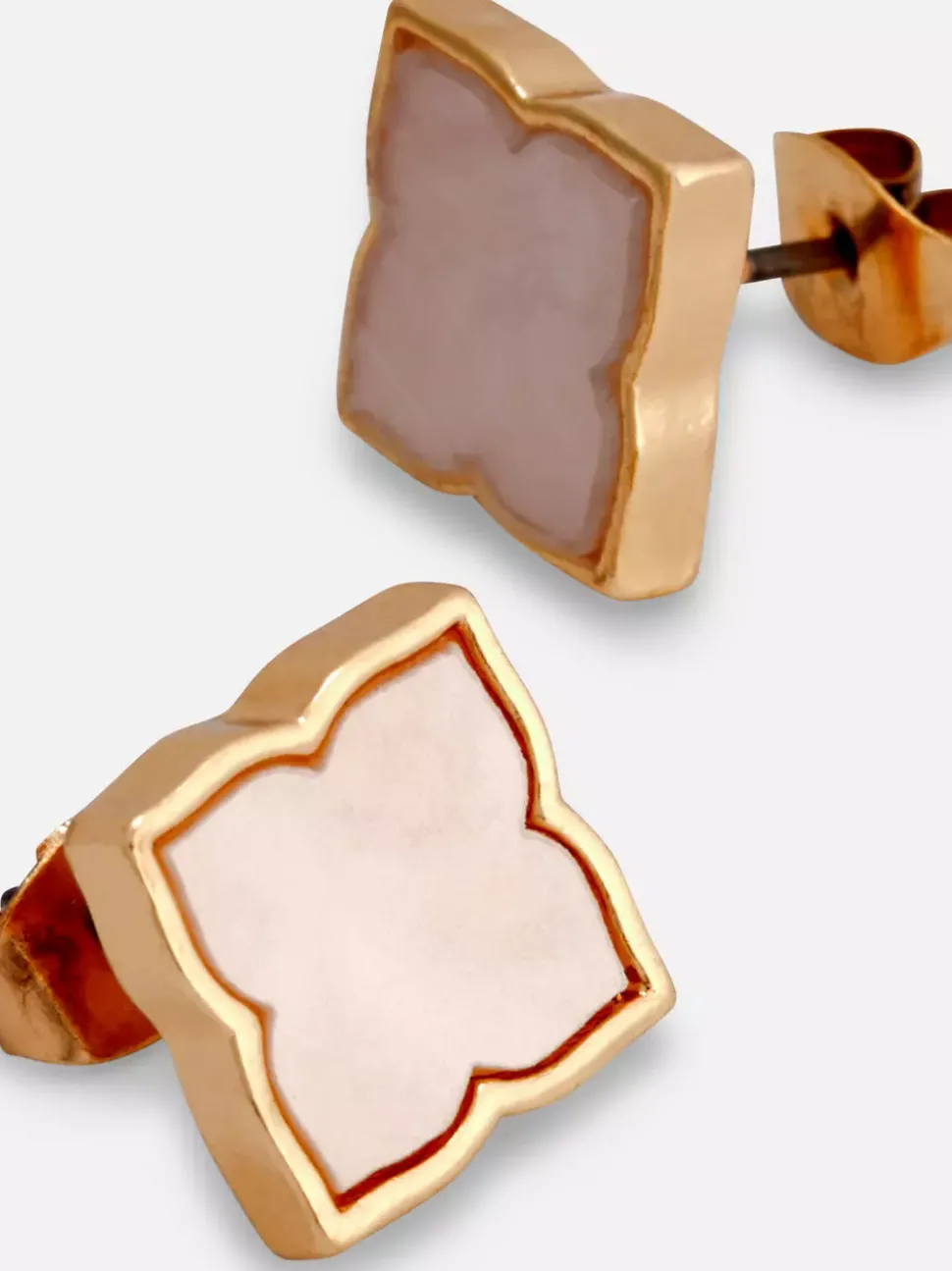 Kolczyki sztyfty o eleganckim wzorze