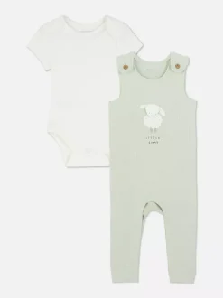 Komplet dla noworodka z ogrodniczkami z owieczką