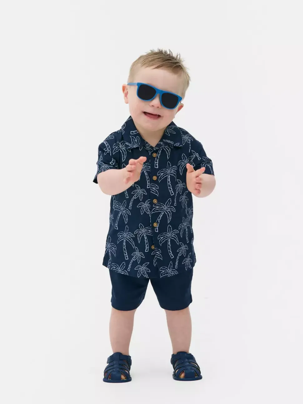 Komplet z koszulą z nadrukiem i szortami