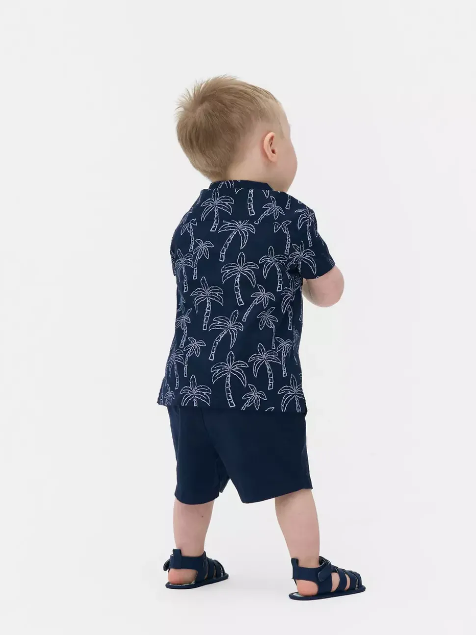 Komplet z koszulą z nadrukiem i szortami