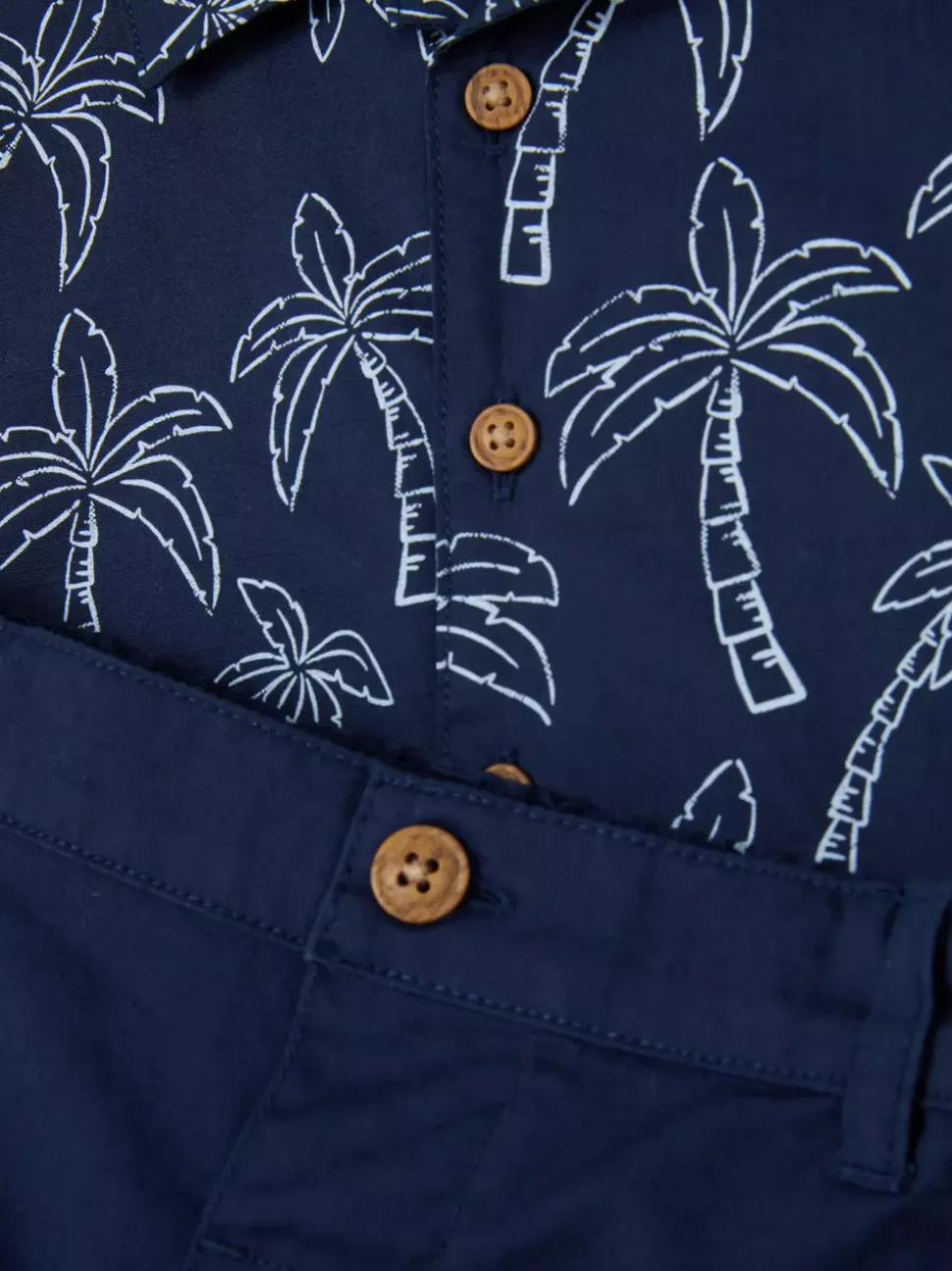 Komplet z koszulą z nadrukiem i szortami