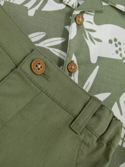 Komplet z koszulą z nadrukiem i szortami