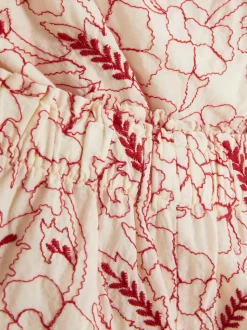 Komplet z topem i szortami z kwiatowym haftem